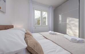 3 habitaciones, tabla de planchar con plancha y cuna de viaje 