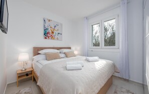 3 habitaciones, tabla de planchar con plancha y cuna de viaje 