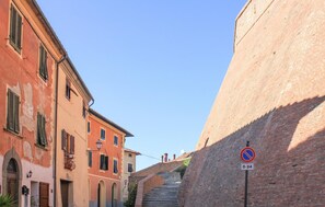 A narrow street with historic buildings, a no parking sign, and a staircase leading up. - Amazing home in Casciana Terme Lari (Casciana Terme Lari)