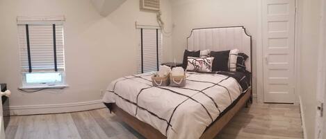 2 室のベッドルーム、アイロン / アイロン台、WiFi、ベッドシーツ