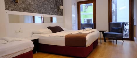 Family Triple Room | Soundproofing, iron/ironing board, free WiFi, bed sheets