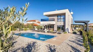 A modern two-story house with a swimming pool, outdoor seating, and a garden. - Awesome home in Vodnjan with private swimming pool, can be inside or outside (Vodnjan)