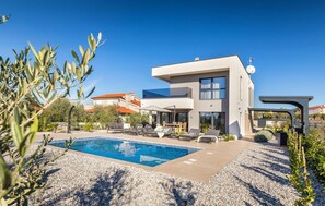 A heated pool - Awesome home in Vodnjan with private swimming pool, can be inside or outside (Vodnjan)