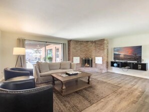 Living area - Biltmore/Camelback Corridor - close to everything!  Located in central Phoenix! (Phoenix)
