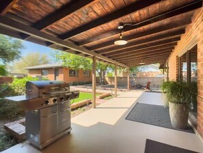 Terrace/patio - Biltmore/Camelback Corridor - close to everything!  Located in central Phoenix! (Phoenix)