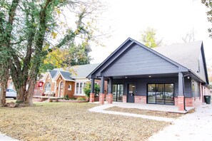 Exterior - The Campus Cottage on Elm is the ideal University of Oklahoma gameday residence (Norman)