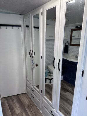 Douche, sĂšche-cheveux, bidet, serviettes fournies