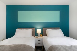 5 bedrooms, iron/ironing board, WiFi, bed sheets - Detached house BIG monthly discount (Hampton Hargate)