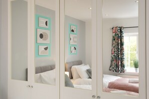 5 bedrooms, iron/ironing board, WiFi, bed sheets - Detached house BIG monthly discount (Hampton Hargate)