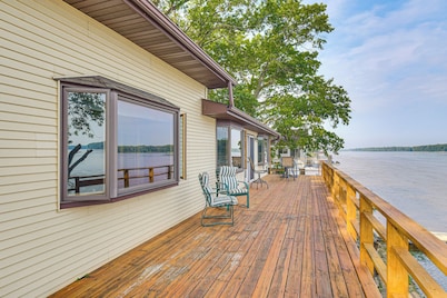 Scenic Views & Yard: Mississippi River Retreat!