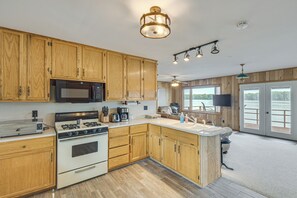 Fridge, microwave, oven, stovetop - Scenic Views & Yard: Mississippi River Retreat! (Fulton)