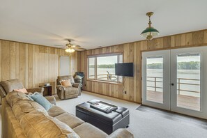 TV - Scenic Views & Yard: Mississippi River Retreat! (Fulton)