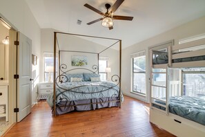 4 bedrooms, desk, travel cot, Internet
