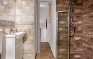 Shower, hair dryer - Awesome home in Bregi (Bregi)