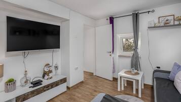 2 bedrooms, travel crib, free WiFi, bed sheets