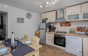 Kühlschrank, Mikrowelle, Ofen, Herdplatte