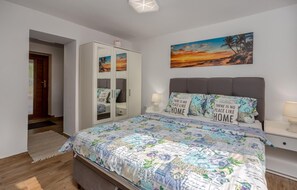 2 dormitorios, cuna de viaje, wifi gratis y ropa de cama