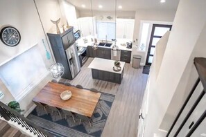 Fridge, microwave, oven, stovetop - New Modern Townhouse, only short walk to the beach (Long Beach)
