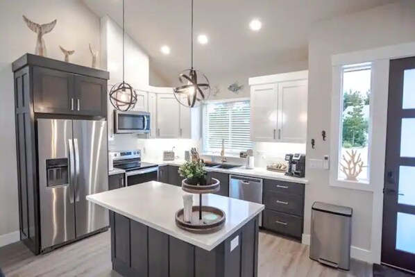 Fridge, microwave, oven, stovetop - New Modern Townhouse, only short walk to the beach (Long Beach)