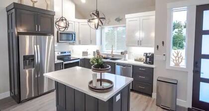 New Modern Townhouse, only short walk to the beach