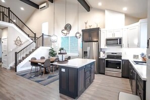 Fridge, microwave, oven, stovetop - New Modern Townhouse, only short walk to the beach (Long Beach)