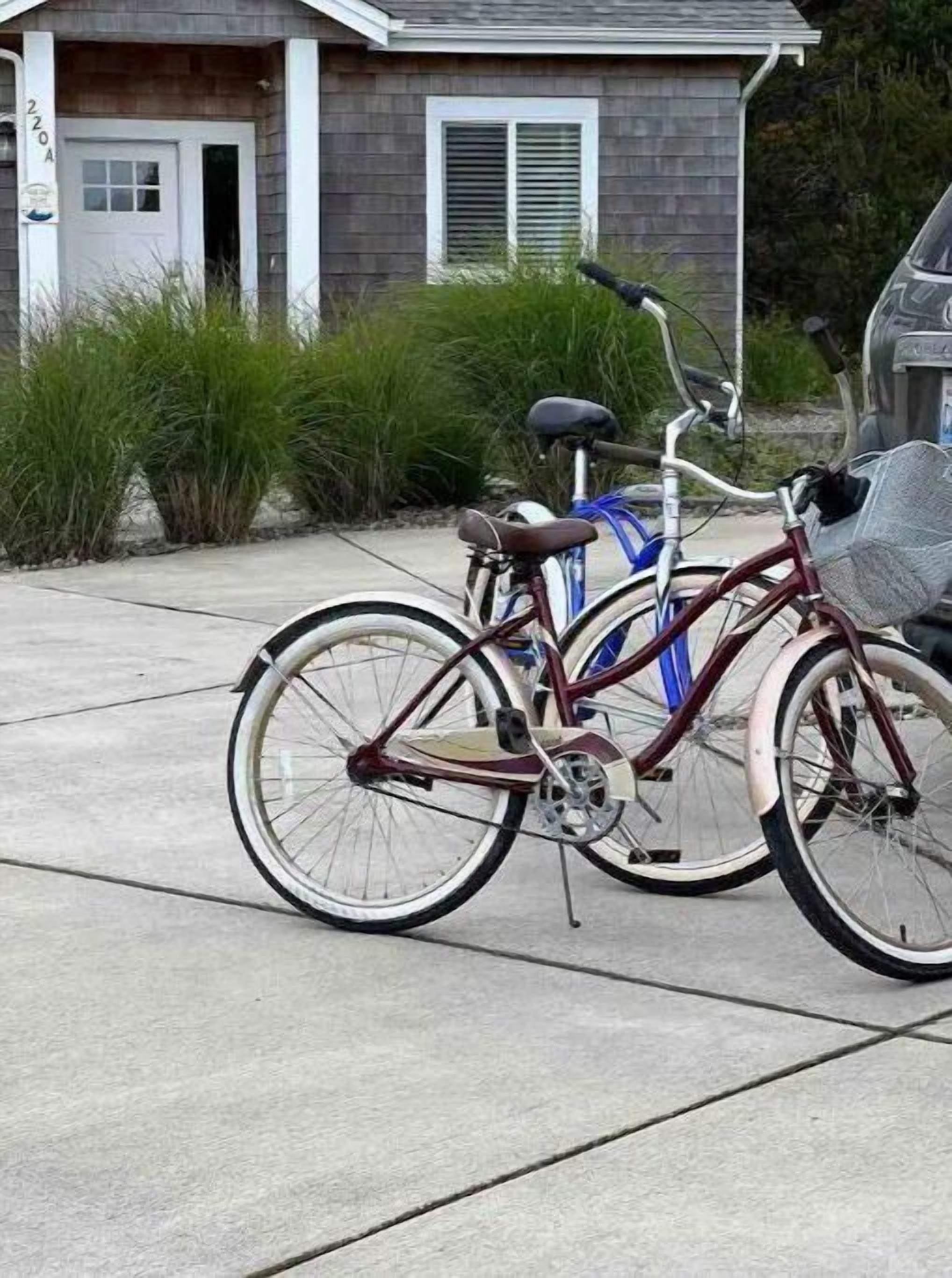 Un vélo est garé devant une maison qui a une boîte aux lettres et une porte.