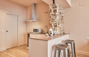 Refrigerador, microondas, cafetera y tetera y utensilios de cocina 