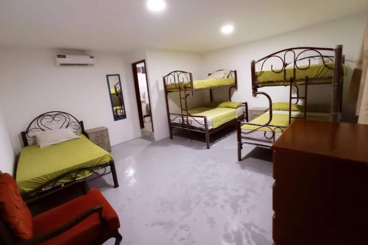 Classic Quadruple Room | 1 bedroom, soundproofing, free WiFi, bed sheets