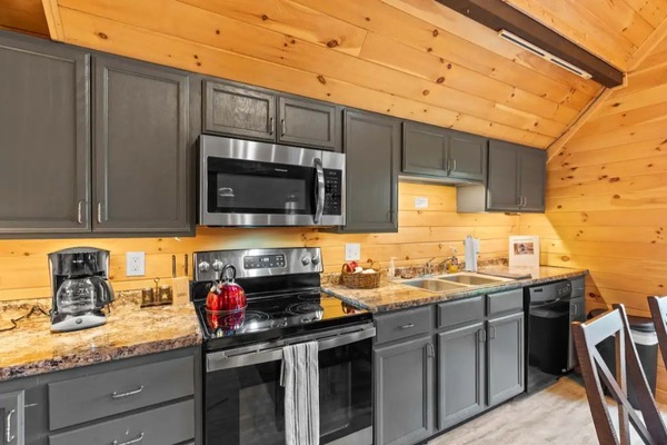 Réfrigérateur, four à micro-ondes, un four, surface de cuisson