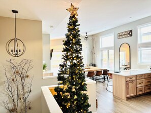 Dining - Shoreline Retreat Duluth, MN | Pet-Friendly | Access to (Bike/Hike/Water) trails (Duluth)