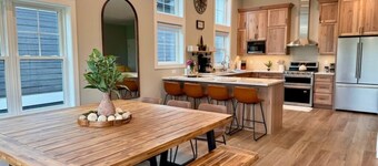 New Shoreline Home | Waterfront |  Sauna | Views | Dogs | Trail Access