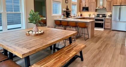 New Shoreline Home | Waterfront | Sauna | Views | Dogs | Trail Access