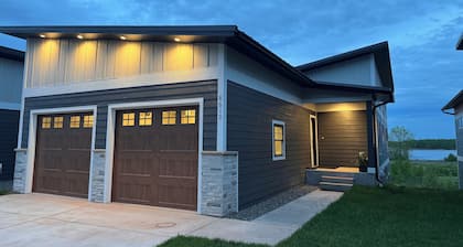 WATERFRONT SHORELINE HOME •Views •Modern •Sauna •20% Off Bike Rental+MTB Pass