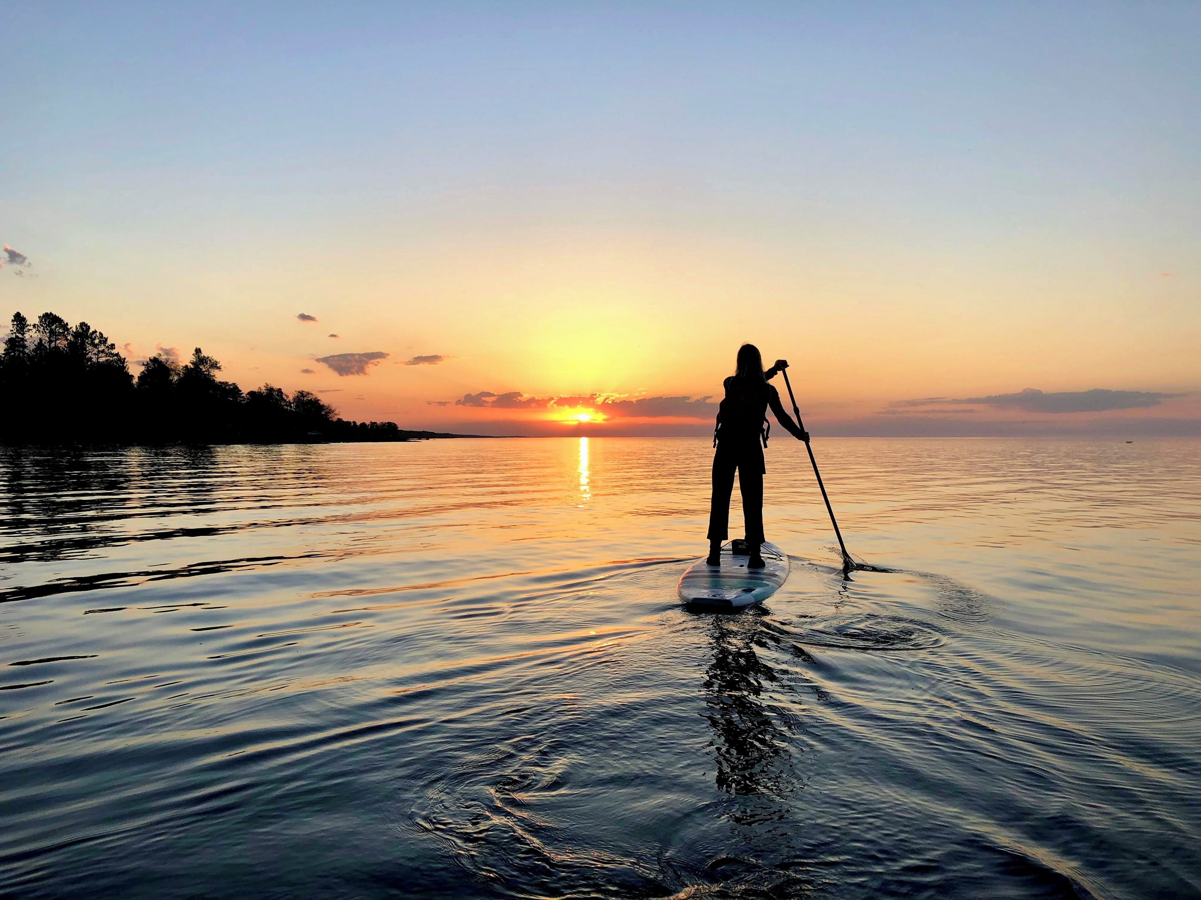 4 dormitorios, tabla de planchar con plancha, cuna de viaje