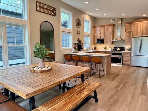 PREFERRED WATERFRONT HOME • Views • Sauna • Fireplace • Dogs • 25% Off SKI Pass