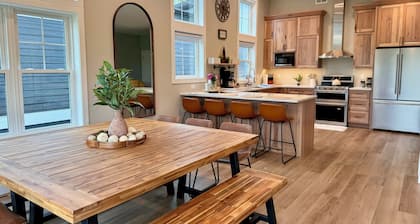 PREFERRED WATERFRONT HOME • Views • Sauna • Fireplace • Dogs • 25% Off SKI Pass