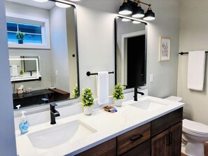 Shower, hair dryer, towels, soap - Shoreline Retreat Duluth, MN | Pet-Friendly | Access to (Bike/Hike/Water) trails (Duluth)