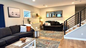 Een smart-tv, een open haard, boeken en een printer