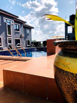 Outdoor pool - Eves Hills Hotel (Mamfe)