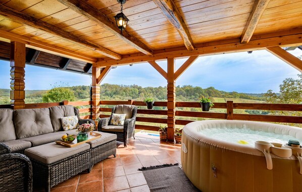 Outdoor spa tub