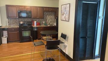 Geladeira, micro-ondas, fogão, cooktop