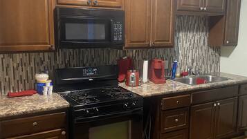 Geladeira, micro-ondas, fogão, cooktop