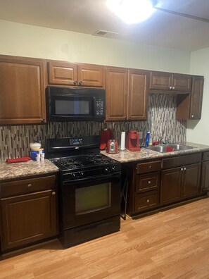 Kjøleskap, mikrobølgeovn, ovn og kokeplater