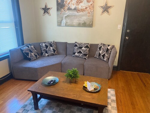 Charming 2-bedroom apartment in awesome Chicago with WiFi, AC