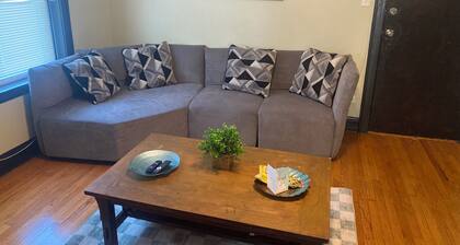 Charming 2-bedroom apartment in awesome Chicago with WiFi, AC