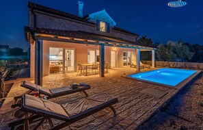 Outdoor dining - Lovely home in Pasman (Pasman)