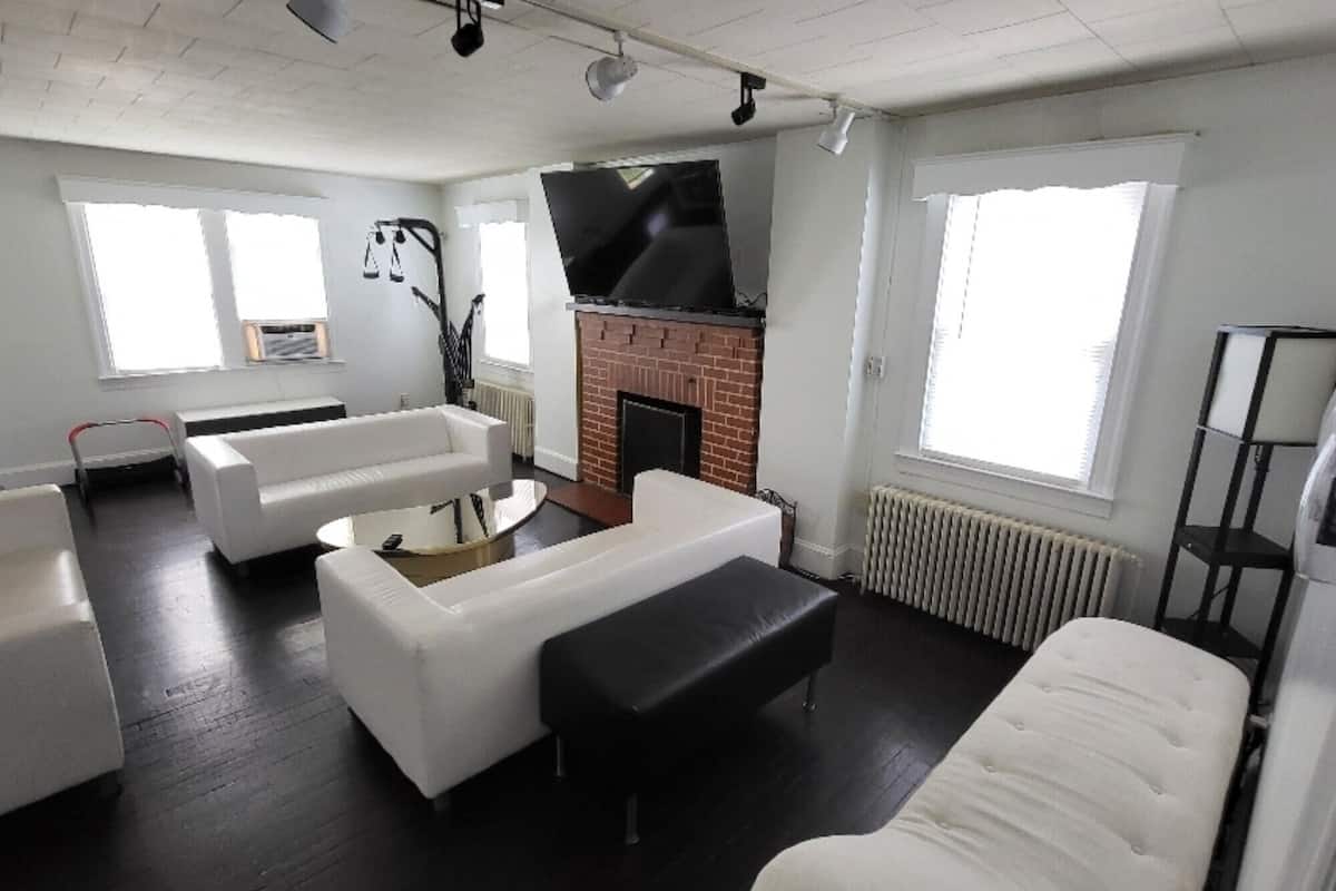 32-inch flat-screen tv with satellite channels, printers