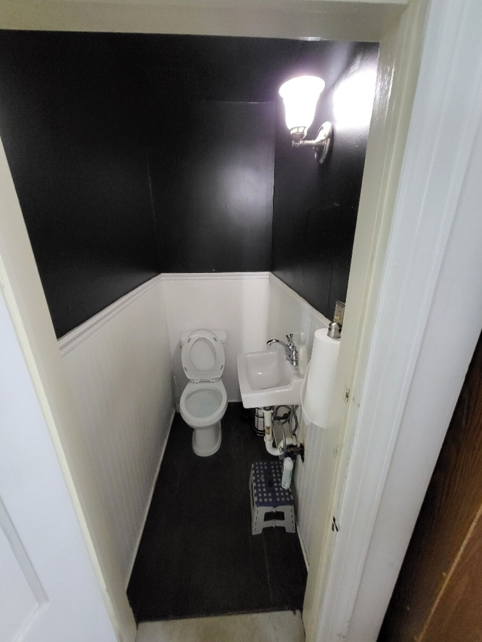 hydromassage showerhead, hair dryer, towels, soap