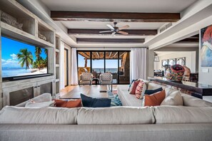 Een smart-tv, een open haard, een stereo en een kantoor