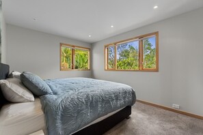 2 bedrooms, iron/ironing board, WiFi, bed sheets - Beachside Luxury - Laingholm Holiday Apartment (Auckland)